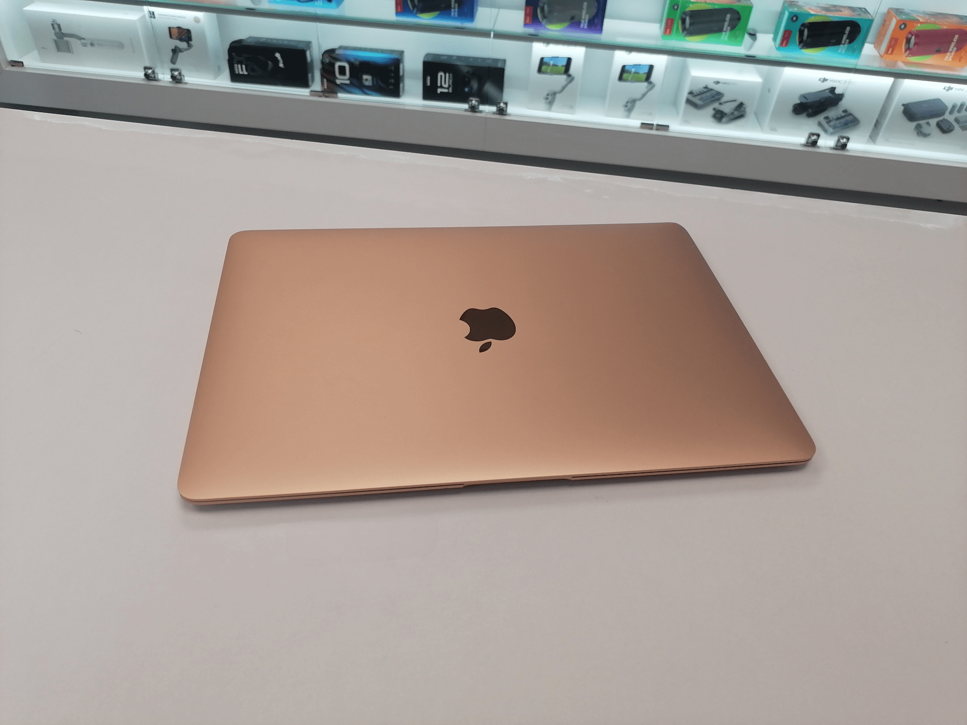MacBook Air 13", 2020, MGNE3RU/A, M1 8Гб/512Гб SSD/Touch ID, 23 цикла, Золотой - Б/У